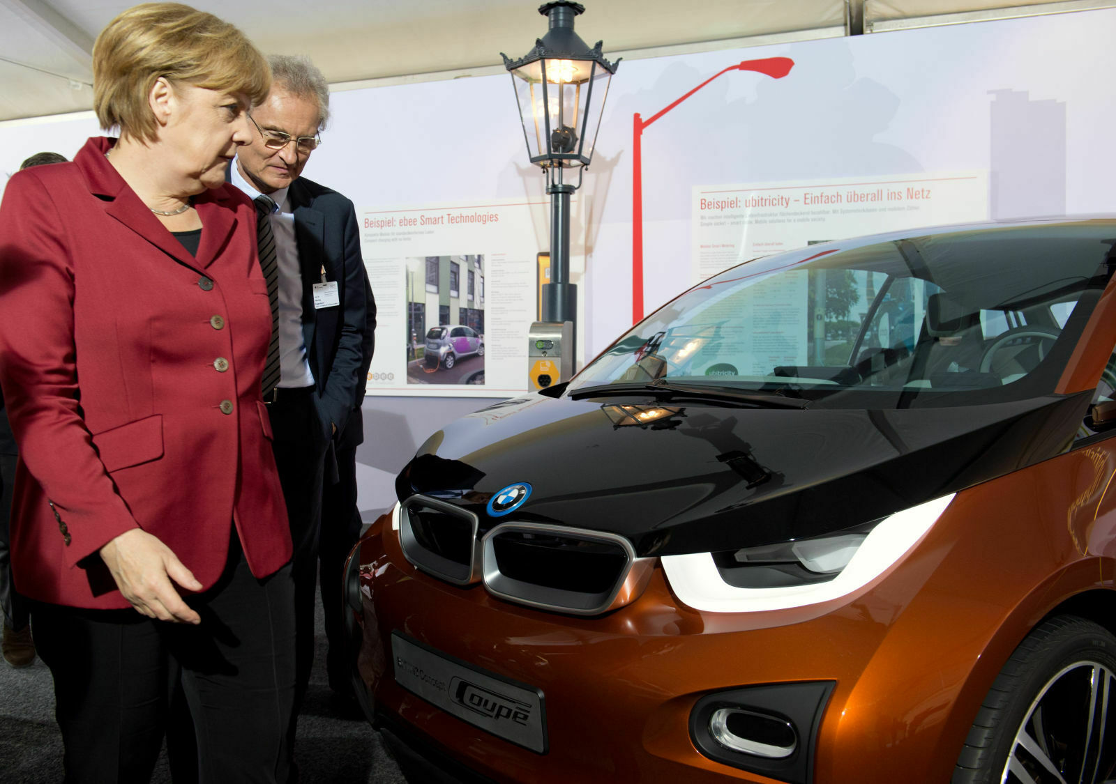 Angela Merkel am BMW i3: Bis 2020 sollen 1.000.000 Elektroautos in Deutschland fahren. Berlin soll mit gutem Beispiel vorangehen