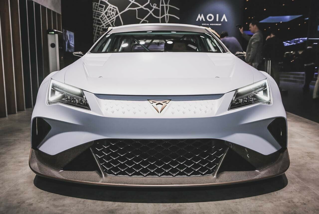 Der Cupra Leon E-Racer steht auf dem Genfer Automobilsalon