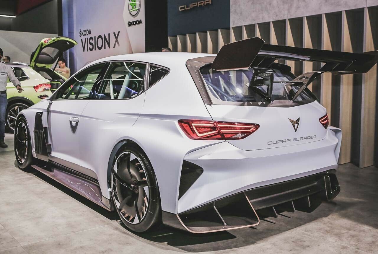 Der Cupra Leon E-Racer steht auf dem Genfer Automobilsalon