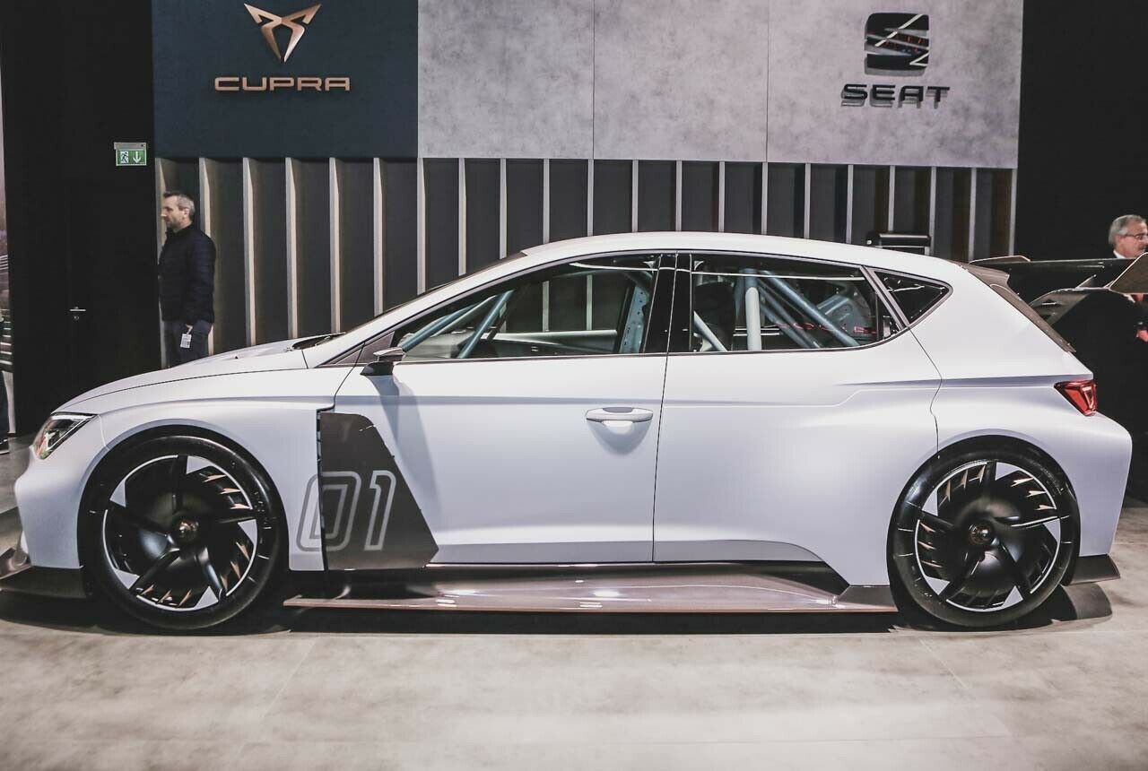 Der Cupra Leon E-Racer steht auf dem Genfer Automobilsalon