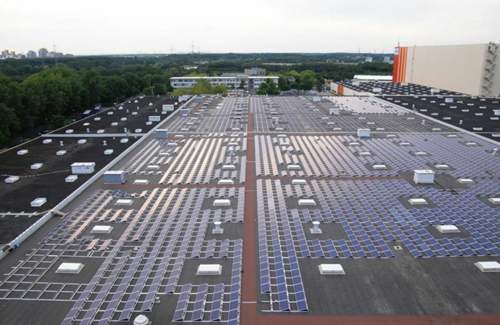 Solaranlage auf dem Dach des zentralen Ford Ersatzteillagers in Köln-Merkenich