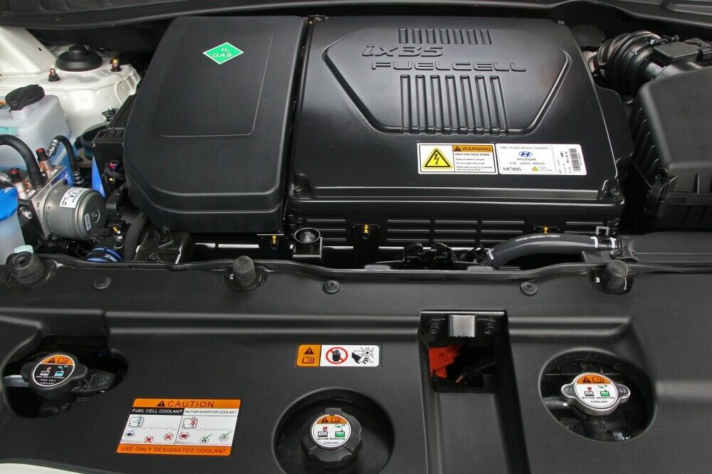 Starkstromkabel statt Spritleitungen: Die Brennstoffzelle im Motorraum des iX35 Fuel Cell