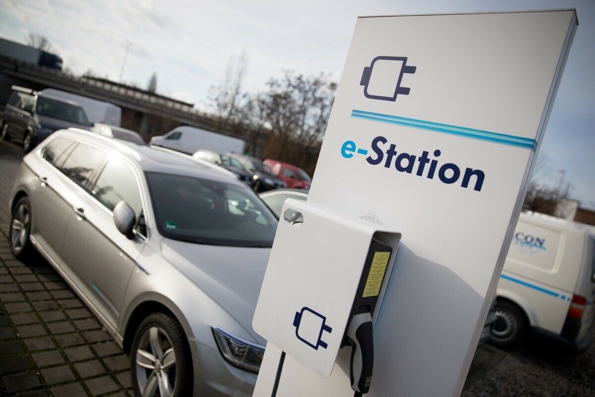 Eine Ladestation für Elektroautos. insgesamt gibt es viel zu wenige Ladestationen in Deutschland, um den Durchbruch von Elektroautos zu ermöglichen