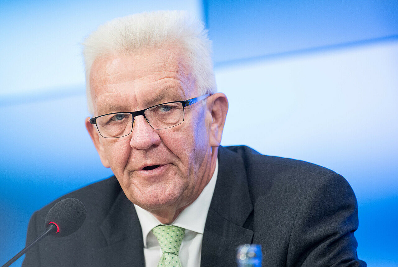 Zur effektiven Kontrolle der ab 2019 in Stuttgart in Kraft tretenden Fahrverbote will Ministerpräsident Kretschmann in den nächsten Wochen eine Kennzeichnung für Diesel-Fahrzeuge präsentieren