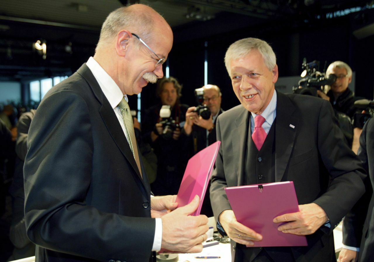 2008 unterzeichneten Daimler-Chef Dieter Zetsche (l.) und der damalige Evonik-Chef und Ex-Wirtschaftsminister Werner Müller die Verträge. Jetzt steigt Evonik wieder aus