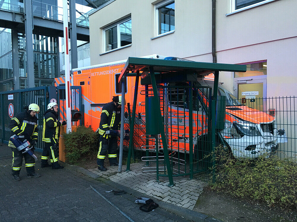 Der gestohlene Rettungswagen kam zwischen Tor und Hauswand zum Stehen