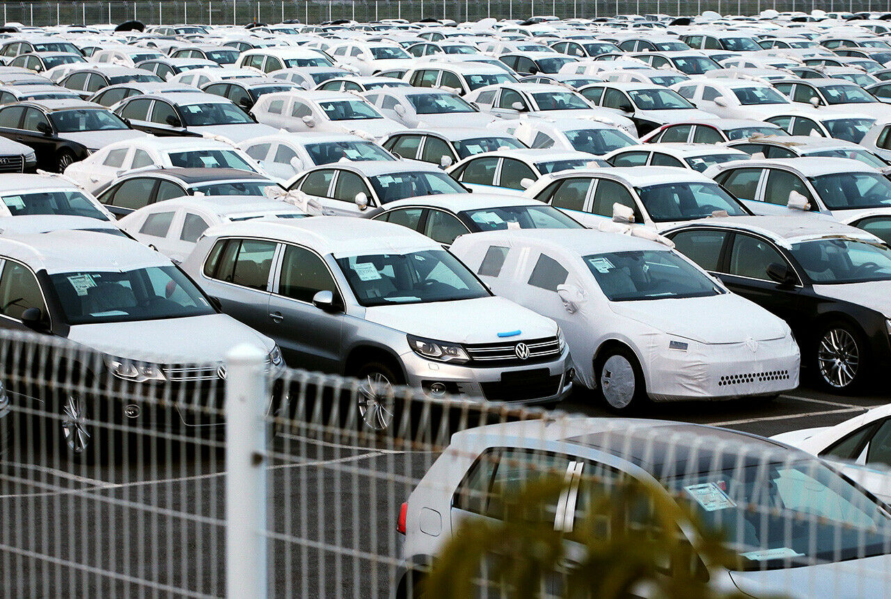 Dieses Archivfoto zeigt Importfahrzeuge von VW im Hafen von Pyeongtaek an der Westküste von Südkorea - Der aktuelle EA 288 Motor soll Fahrtests unterzogen werden