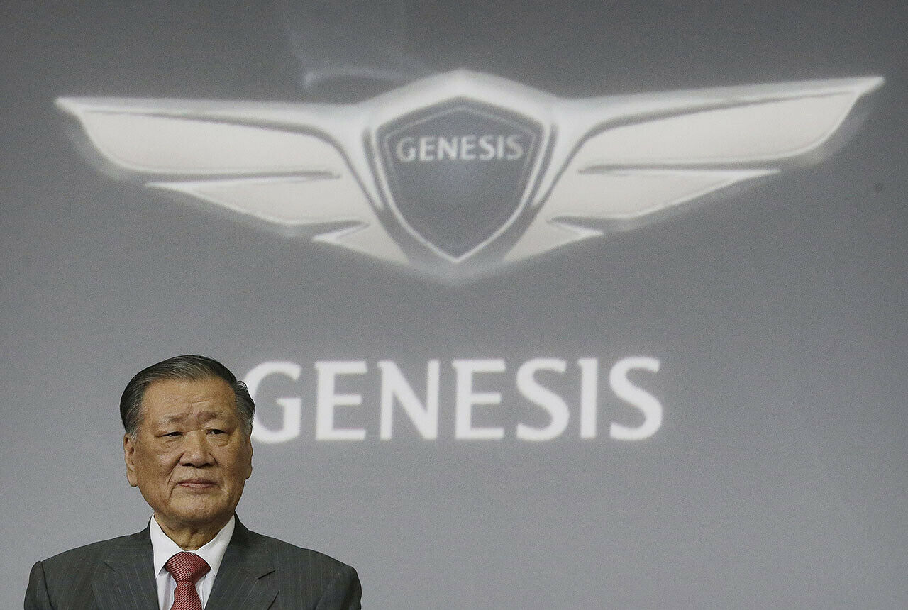 Hyundai-Kia will 2017 mehr als acht Millionen Autos verkaufen: Konzernchef Chung Mong Koo bei der Enthüllung des Genesis EQ900 in Seoul
