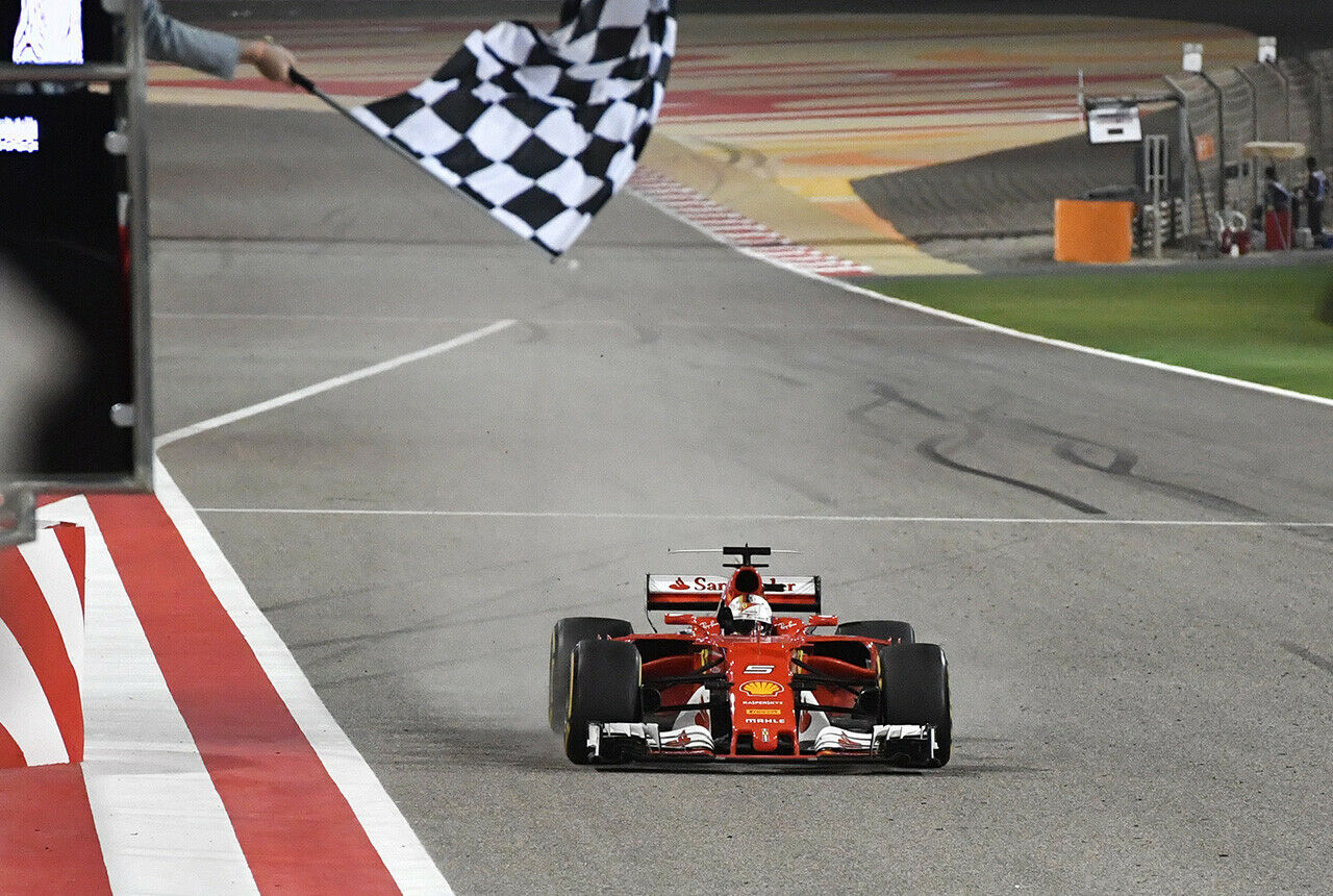 Zieleinlauf nach dem Wüstenrennen unter Flutlicht: Sebastian Vettel gewinnt in Bahrain