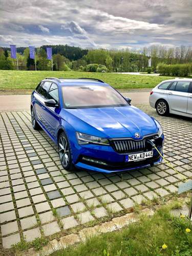 Superb iV Sportsline in Raceblau