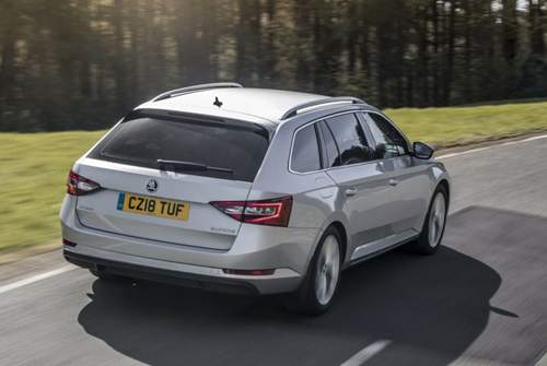 Der Skoda Superb Combi ist nach Schutzklasse PAS 300 zertifiziert, er hält Kugeln und Explosionen stand