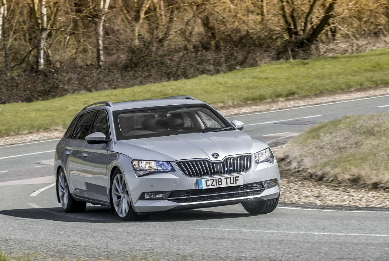 Auffällig unauffällig: Die schwarze Umrandung der Windschutzscheibe entlarvt den Skoda Superb Combi als Sonderschutzfahrzeug