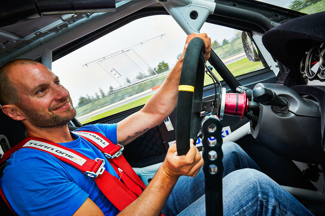 MT-Redakteur Timo am Steuer des komplett entkernten 330-PS-Swift