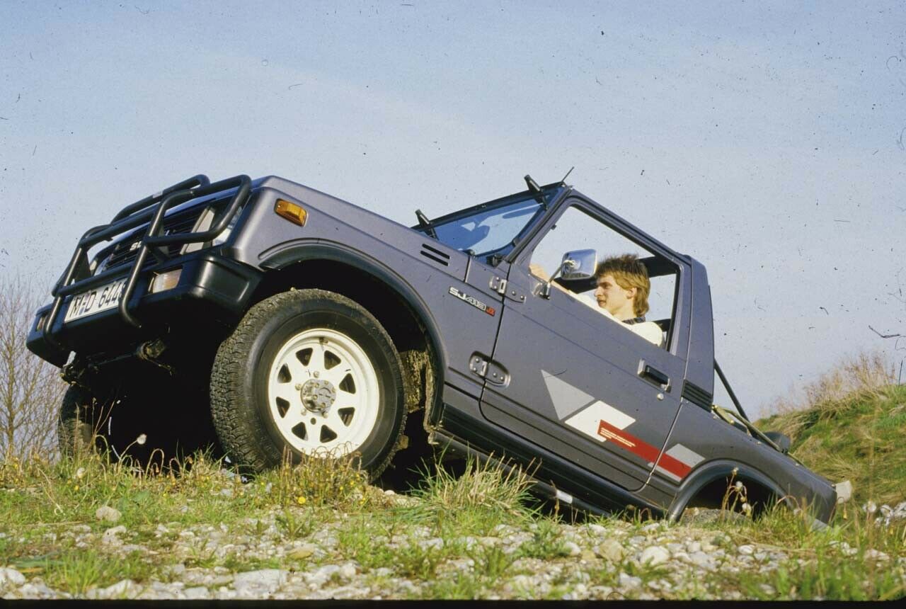 Mit einer Länge von nur rund 3,4 Metern wurden die Suzuki SJ-Modelle als Geländewagen mitunter belächelt - zu unrecht
