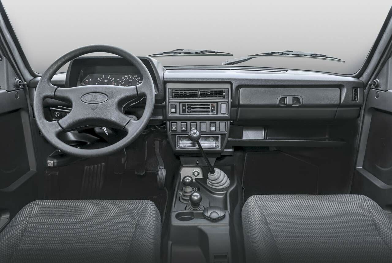 Über zu viel Schnickschnack kann man sich im Cockpit des Lada Niva wohl nicht beschweren