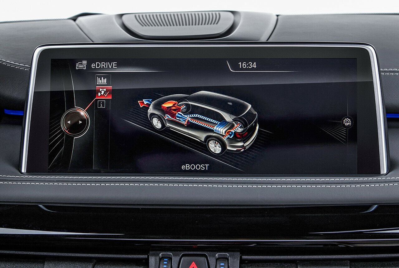 BMW zeigt die Elektro-Daten des X5 ebenfalls auf einem Monitor an