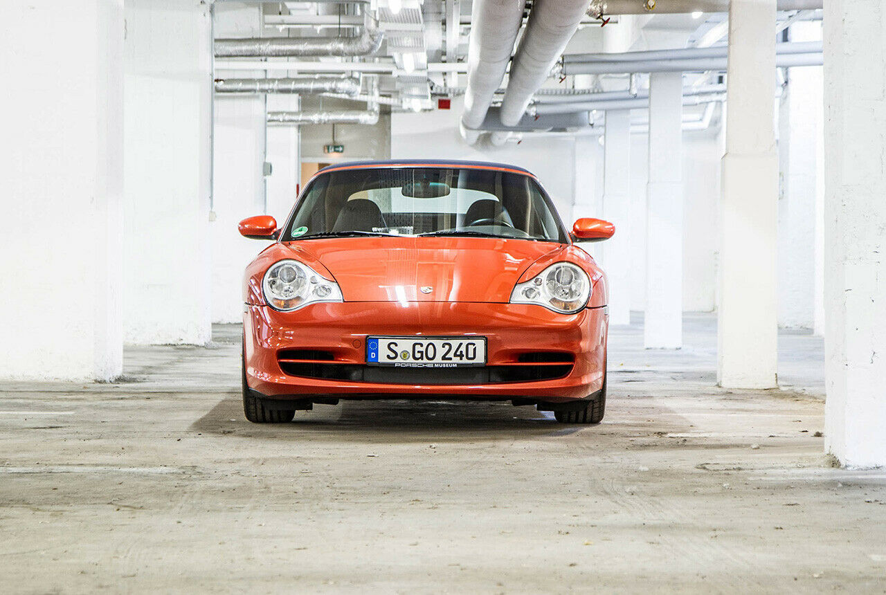 Mit dem Facelift wurden die Scheinwerfer des 911 (996) etwas weniger traurig