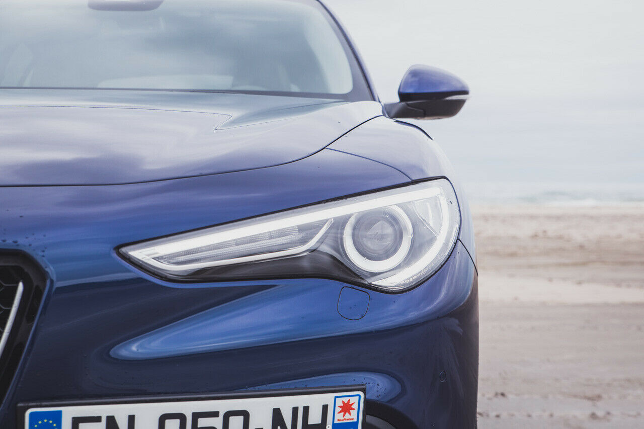 Serienmäßig leuchtet der Stelvio mit Halogen. Xenon wie am Testwagen gibt es gegen Aufpreis, dann mit dynamischem Kurvenlicht