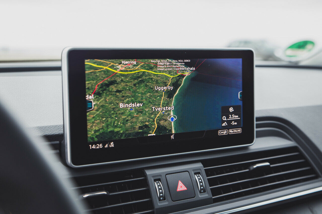 Das große Infotainment mit Navi verfügt über einen 8,3 Zoll großen Bildschirm und kostet 2.820 Euro