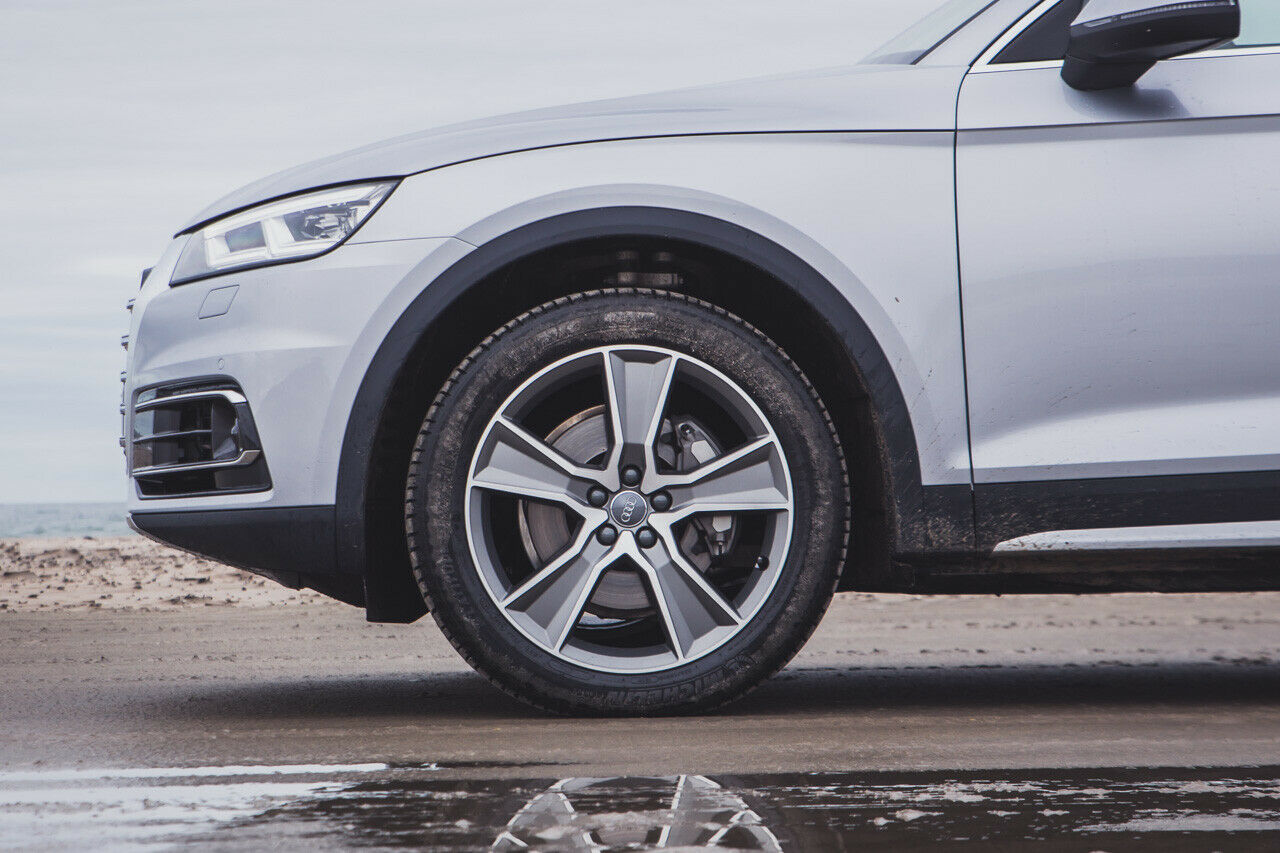 An diesem Q5 stecken 19-Zoll-Felgen, serienmäßig sind 17-Zöller, ab der Sport-Ausstattung gibt es Felgen mit 18 Zoll Durchmesser