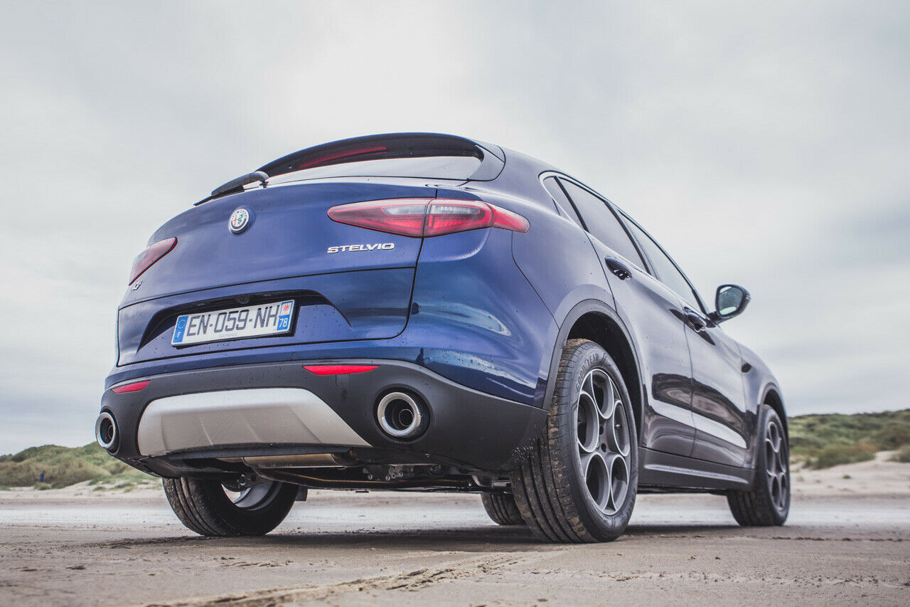 Der Stelvio wird mit dem 210 PS starken Diesel serienmäßig über alle vier Räder angetrieben. Der Allradantrieb ist hecklastig ausgelegt. Nicht nur das macht den Stelvio zum dynamischsten SUV im Vergleich