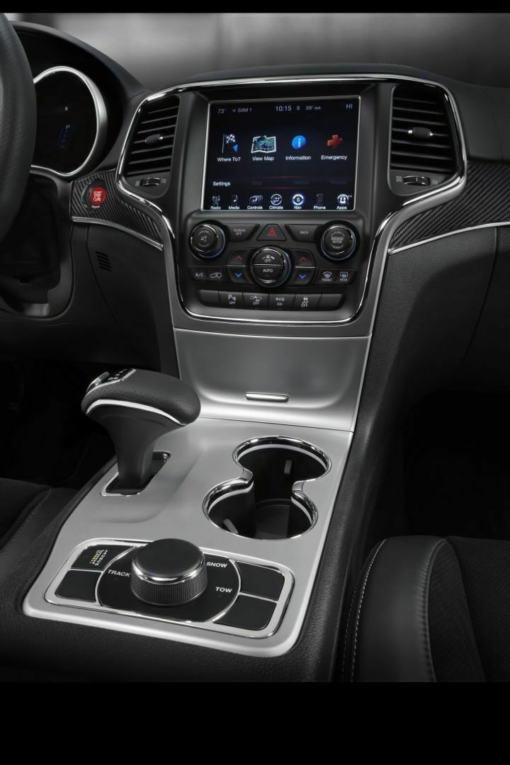 Jeep Grand Cherokee SRT von innen: Per Drehregler lässt sich die Kraftverteilung zwischen Vorder- und Hinterachse variieren.