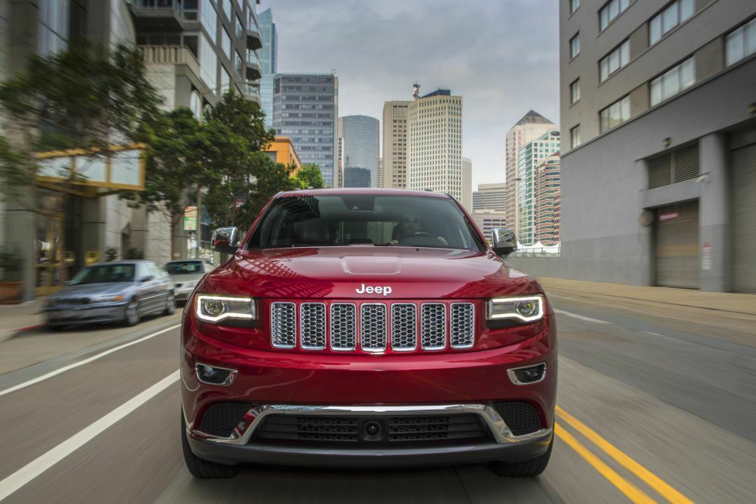 Der Grand Cherokee erhält fürs Modelljahr 2014 einen schmaleren Grill und schmalere Scheinwerfer.