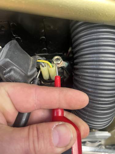 Bei eingeschalteter Zündung 12v