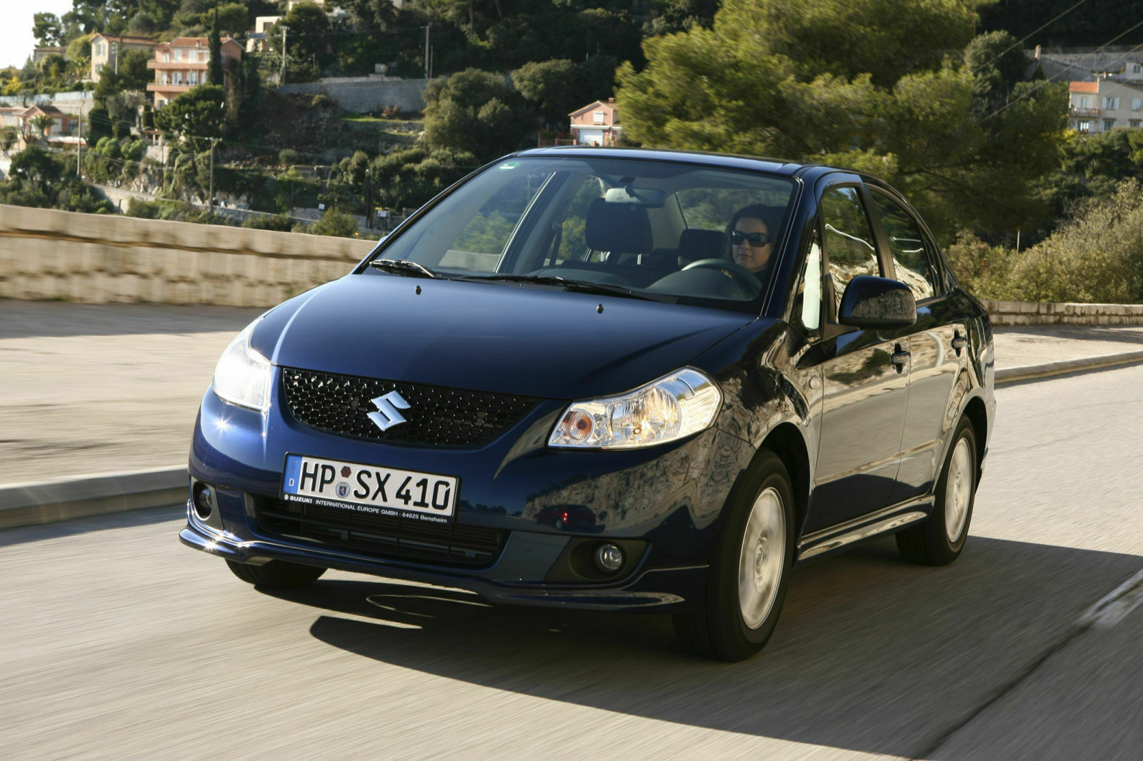 Suzuki SX4 Limousine – eleganter Ableger des flexiblen Urban-Cross-Cars (UXC)