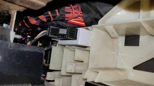 Geräteträger hinter dem Handschuhfach