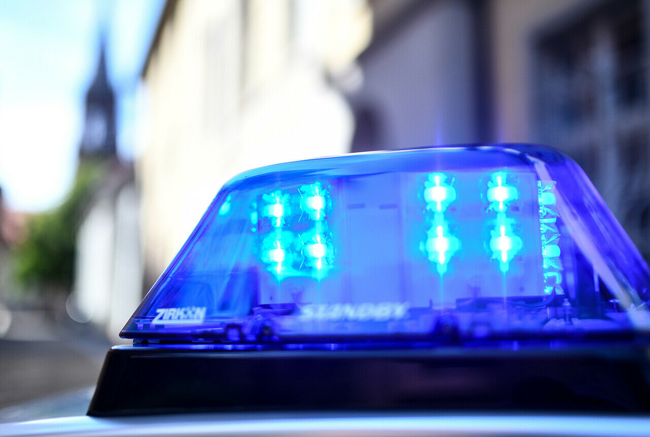 Nach einem Unfall mit Fahrerflucht und Todesfolge stellt sich der Fahrer der Polizei (Symbolfoto)