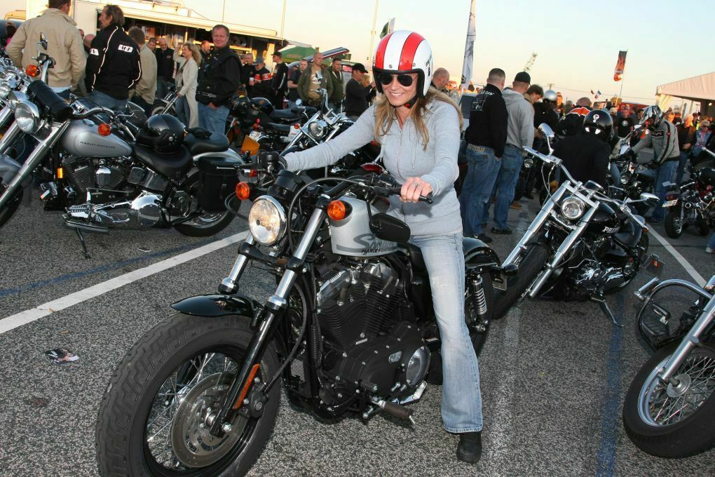 Auch Ladys fahren Harley!