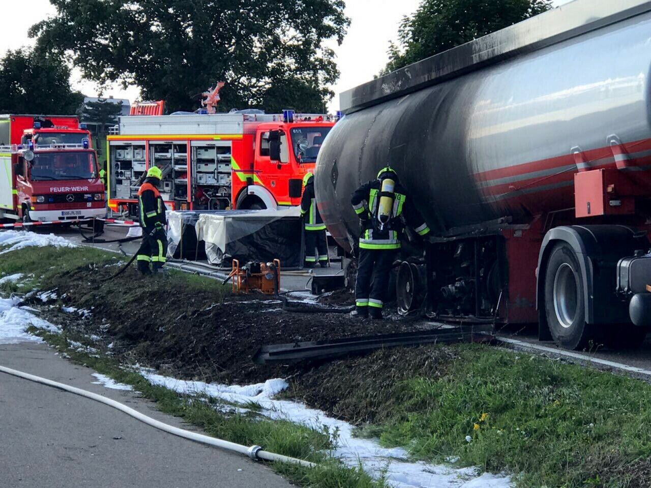 Die Höhe des Sachschadens am Fahrzeug sowie einem verbrannten Getreidefeld war zunächst nicht bekannt