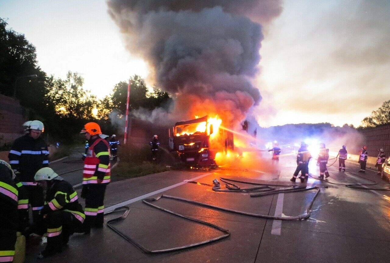 Der Tanklaster hatte 10.000 Liter Benzin und 25.000 Liter Diesel geladen