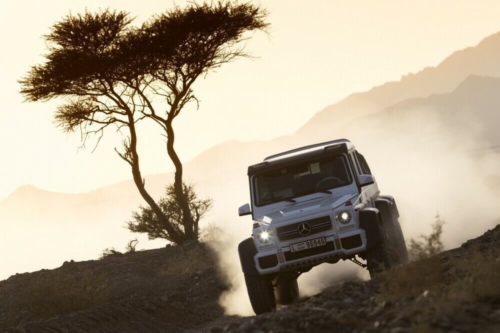 Der G 63 AMG 6x6 ist eine Stahlburg auf Rädern.