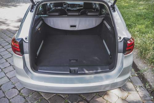 Große Klappe: Das Kofferraumvolumen beim Astra K Sports Tourer ist noch größer als beim einstigen „Lademeister“ Astra F Caravan