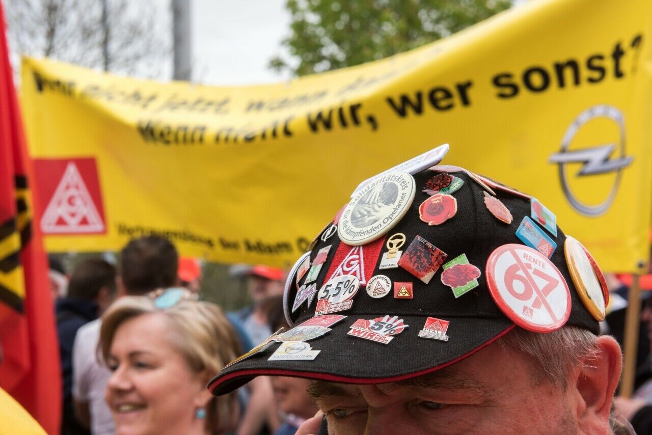 Im Anschluss an eine Betriebsversammlung in Eisenach protestierten Opel-Beschäftigte für den Erhalt des Thüringer Werks
