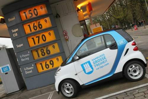 Die blau-weißen Car2Go-Smarts gehören in Hamburg und Berlin zum Straßenbild