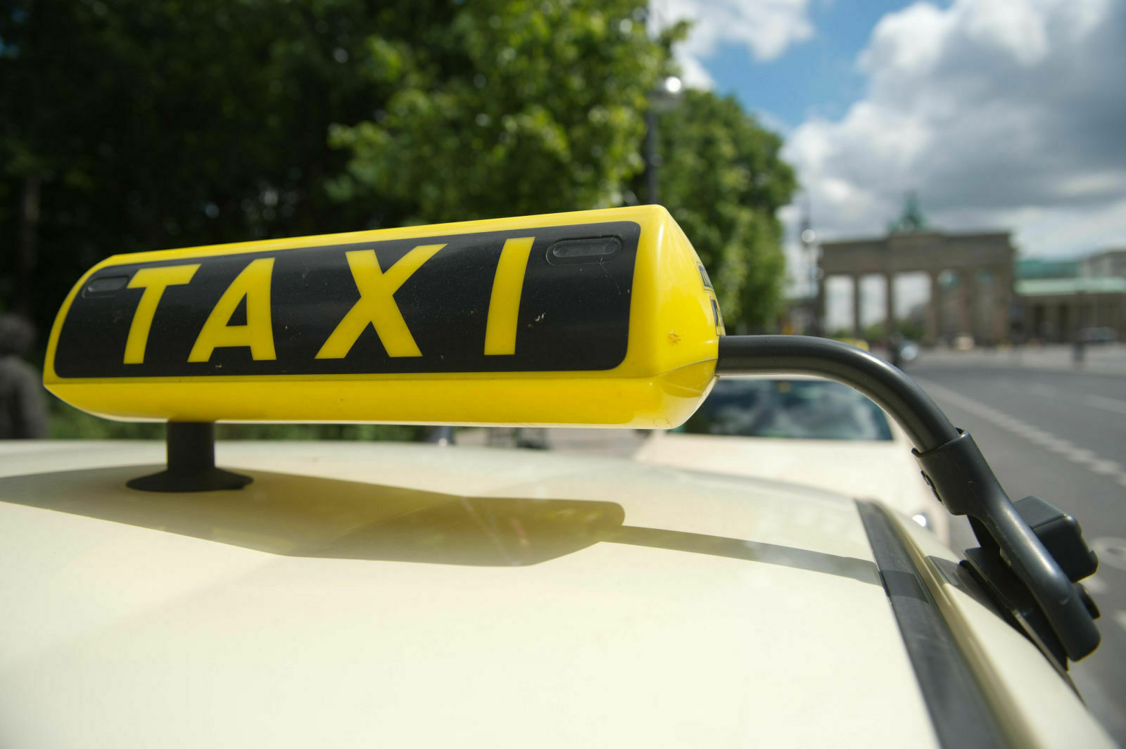 In Schleswig-Holstein ist ein voll besetztes Taxi in eine Schleuse gefahren