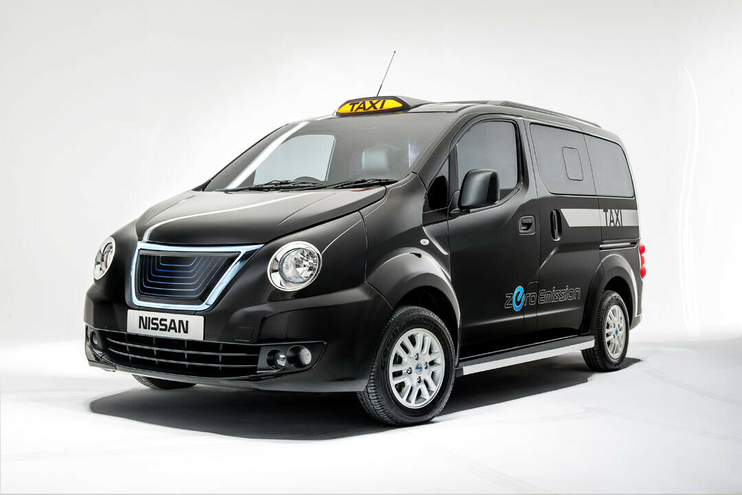 Neues Taxi für London: Mit schwarzem Lack und runden Scheinwerfern soll der NV200 dem klassischen Black Cab ähneln
