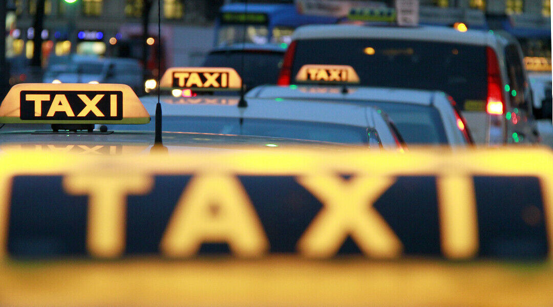 In Deutschland schwanken die Taxipreise bundesweit auf 10 km nur um 3 bis 4 Euro. In Paris zahlt man dagegen fast nur die Hälfte