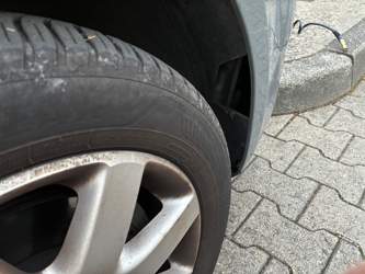 Teil des Inneren Radkastens nach Werkstatt Besuch abgesägt (VW Touran 2010)