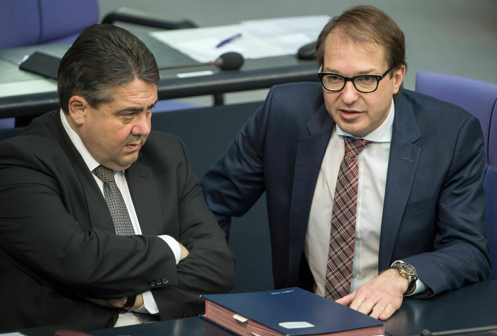 Sigmar Gabriel (links) von der SPD und "Maut-Minister" Alexander Dobrindt (CSU)