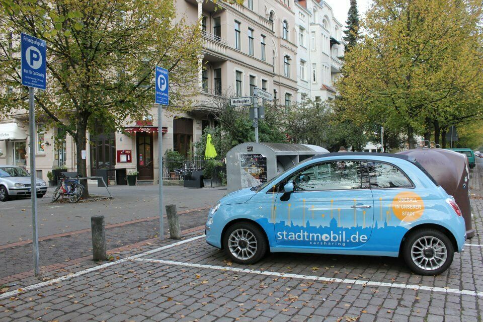 Carsharing ist immer noch ein kleiner Markt - aber einer, der stark wächst. Vor allem in den Städten, wo finanzstarke Konzerne wie Daimler, BMW und die Deutsche Bahn miteinander konkurrieren