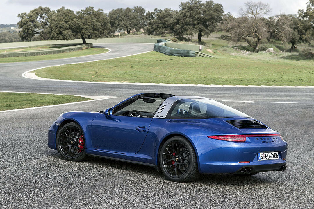 Der 3,8-Liter-Boxer im GTS-Heck leistet 430 PS