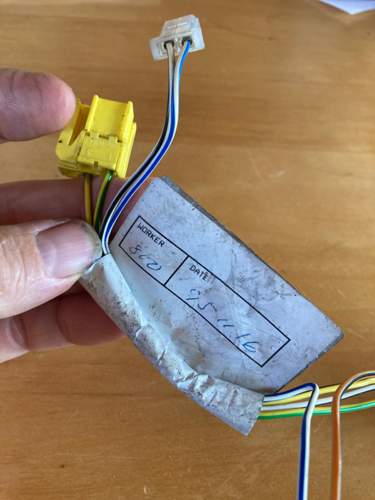 Bild 2: Begleitfaehnchen mit gelbem Stecker.jpg