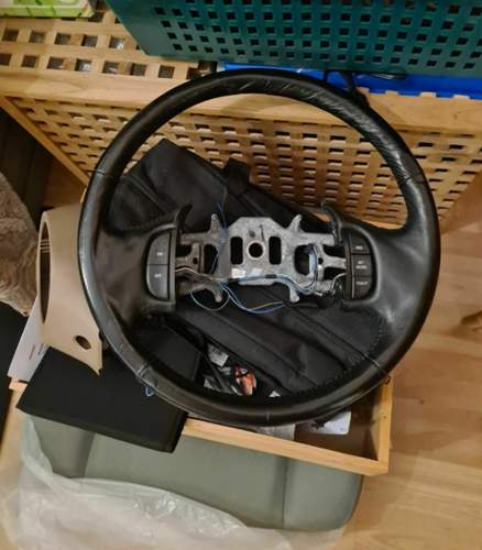 Lederlenkrad mit abgeschnittenen Kabeln