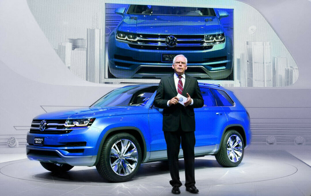 Ex-VW-Vorstand Ulrich Hackenberg, seit Kurzem Leiter der Technischen Entwicklung bei Audi, präsentierte Anfang 2013 die Crossblue-Studie in Detroit