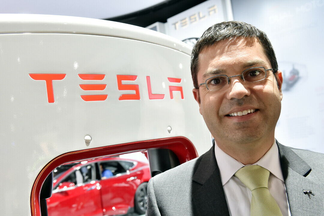 Tesla-Vertriebschef Jerome Guillen verfolge mit dem Elektro-Pionier eine langfristige Perspektive. Die Benzinpreise werden wieder steigen
