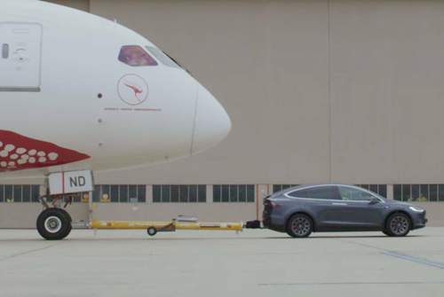 Das Flugzeuggewicht beträgt mehr als 130 Tonnen. Auch die Anschuldigungen des Elon Musk wiegen schwer: Medien würden Unfälle von Teslas aufbauschen